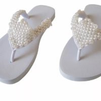 Chinelo decorado com pérolas